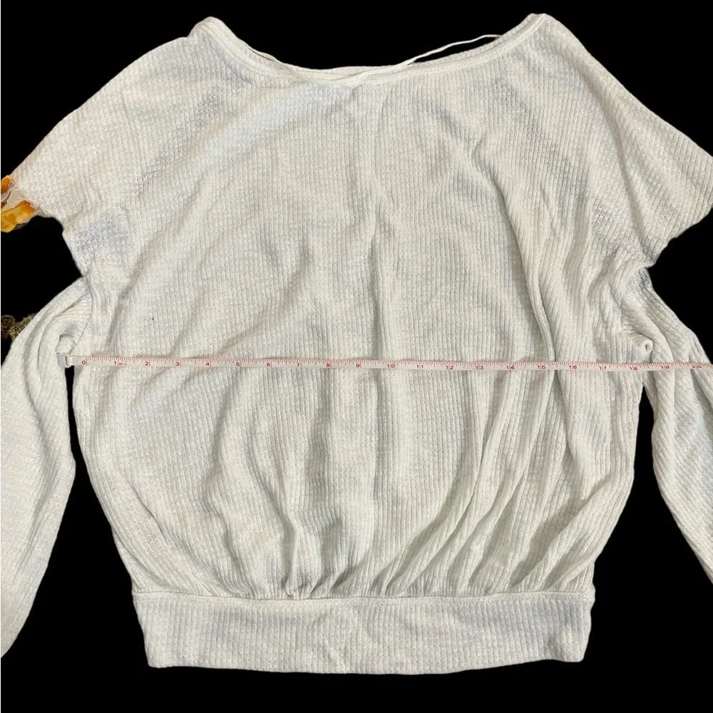 Free People casual clash thermal white top puff design sleeve M great for fall